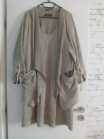 Ensemble veste + robe ONE O ONE
Taille 50
Porté 1 fois 
Robe col en V - manche courte
Veste manche 3/4