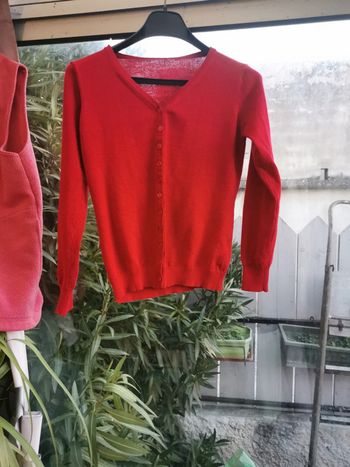 Joli gilet doux  plein de petits boutons t 38