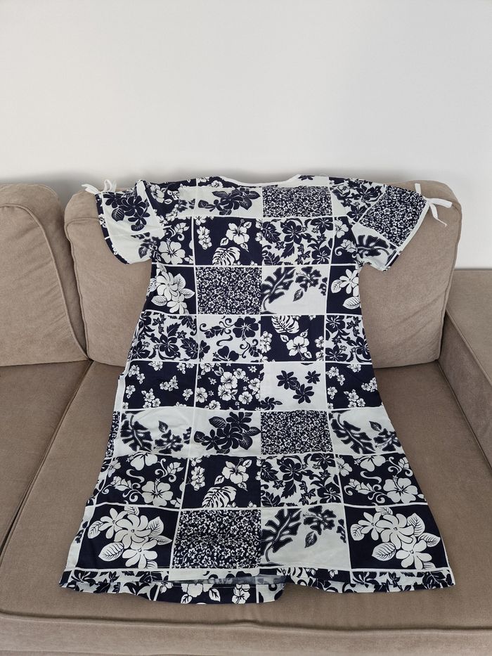 Robe polynésienne bleu marine et blanc - photo numéro 10