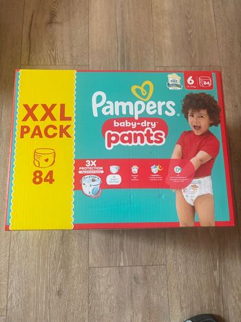 Un gros carton, XXL Pampers, taille 6