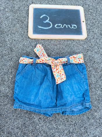Jupe short taille 3 ans en très bon état