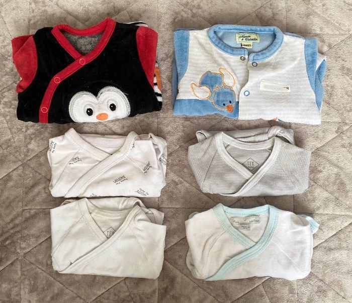 Lot pyjama et body naissance / 0 mois