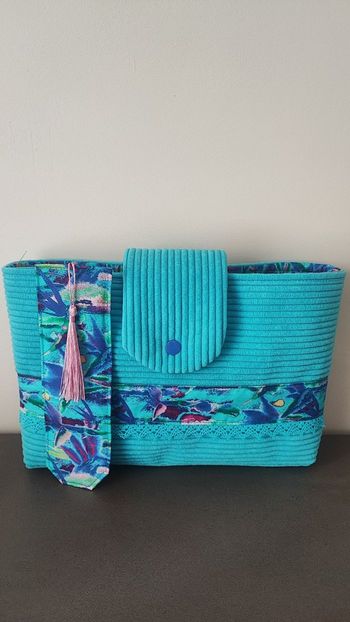 Pochette pour livre en velours côtelé bleue fait main 