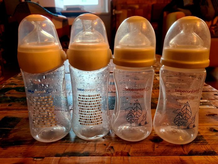 Lot de 4 biberons en 270 ml + tétines