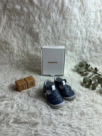 Paire de chaussures bleu Babybotte taille 19