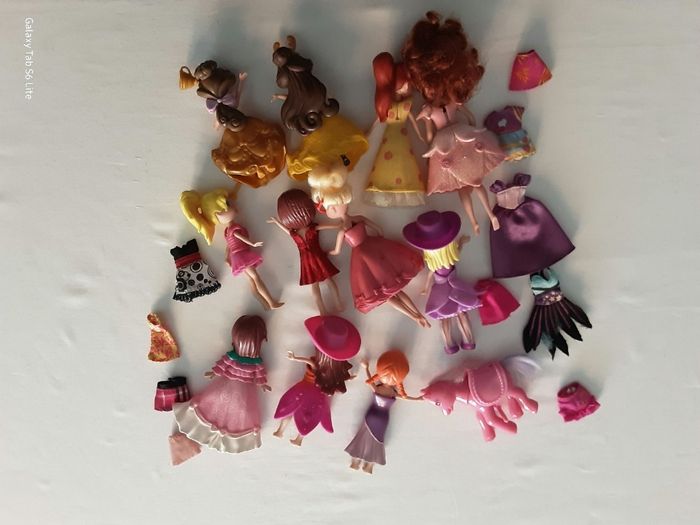 Lot de mini  poupées plus changes - photo numéro 2