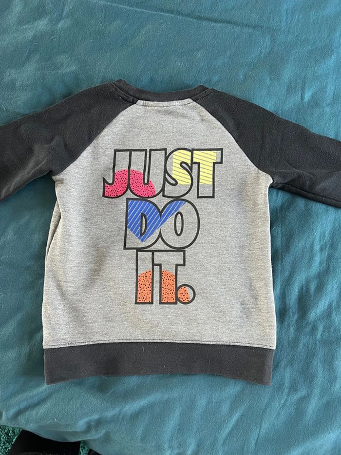 Pull Nike 4/5ans - photo numéro 4