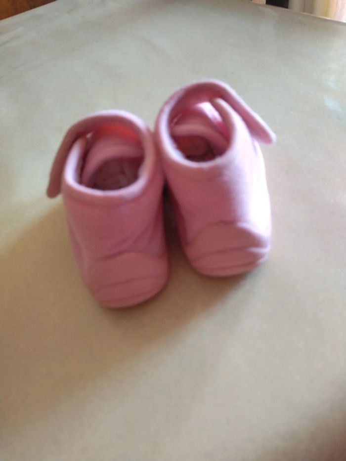 Pantoufles roses fermées bébé fille - photo numéro 2