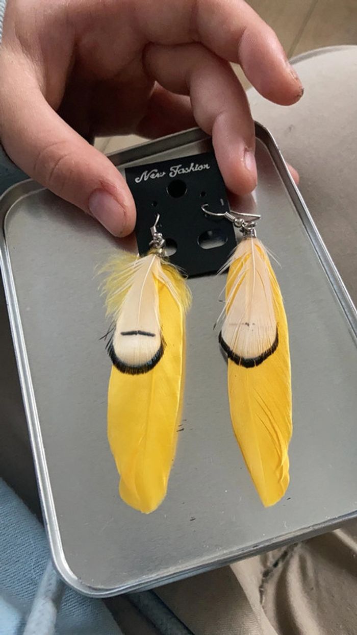 Boucle d’oreille plume jaune