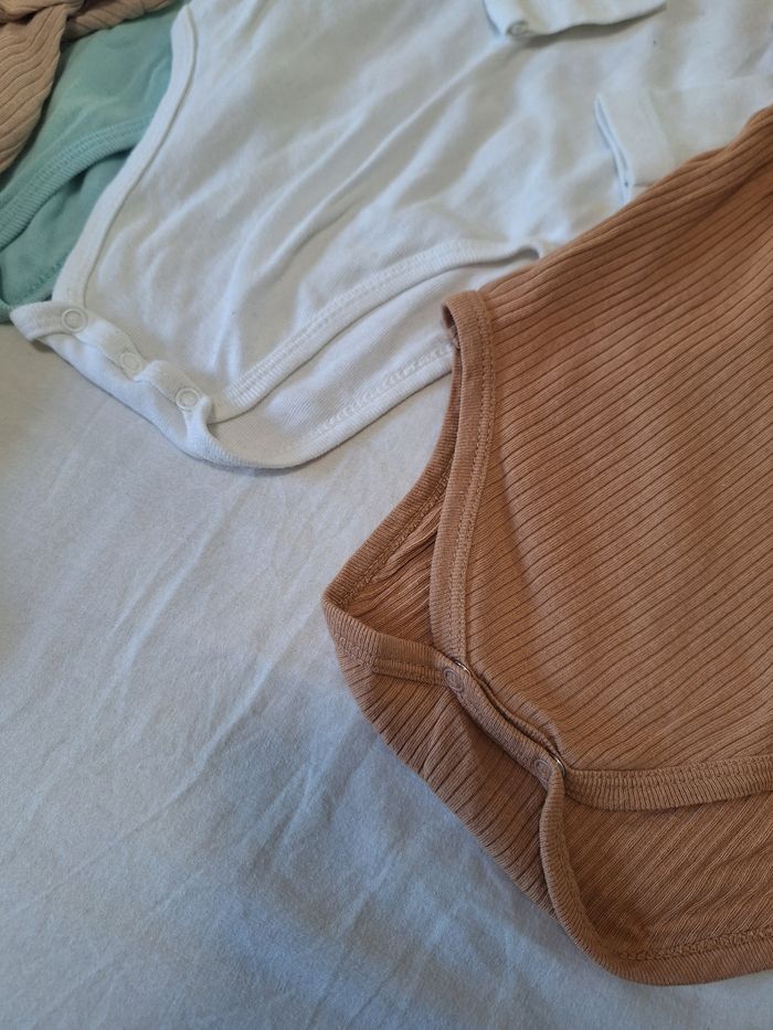 Lot de 5 bodies, 24 mois - photo numéro 4