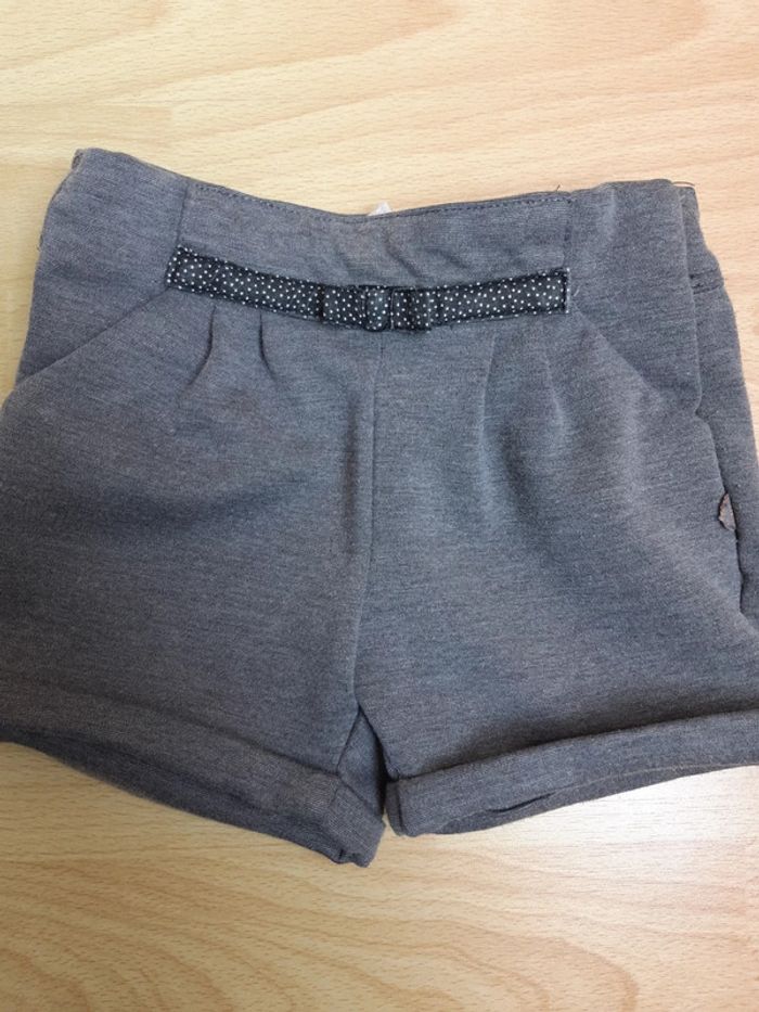 Petit short gris Obaïbi 12 mois TBE - photo numéro 2