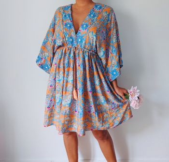 Robe d'été 
Look bohème hippie chic 
Couleur orange bleu 
Imprimé floral oriental 
Style kimono 
Taille 40 L
Très bon état