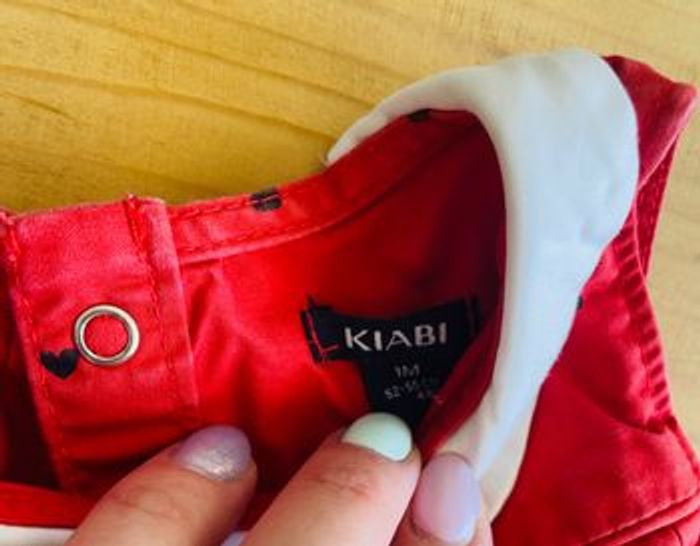 robe rouge avec cœur noir « Kiabi » taille 1 mois - photo numéro 3