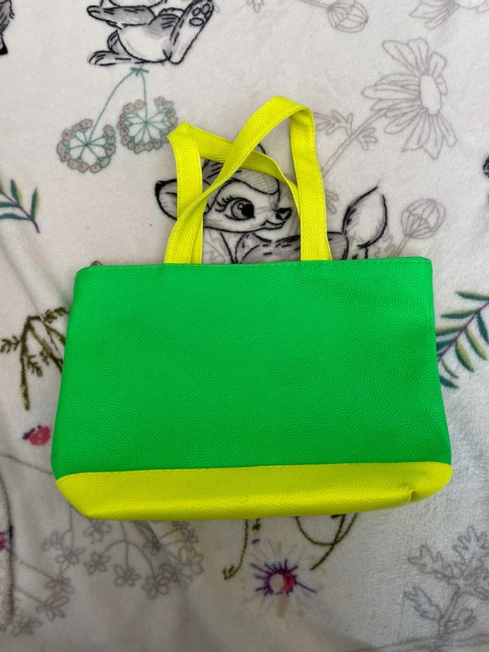 Petit sac vert fluo et jaune fluo.