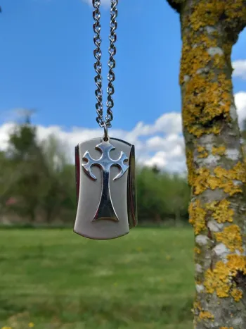 Pense chic religieux en forme de plaque ouvrante avec une croix dessus