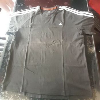 T shirt manches courtes marque Adidas xl. Couleur un peu passée au soleil