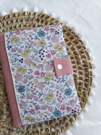 Protège carnet de santé  bébé fille tissu fleuri
