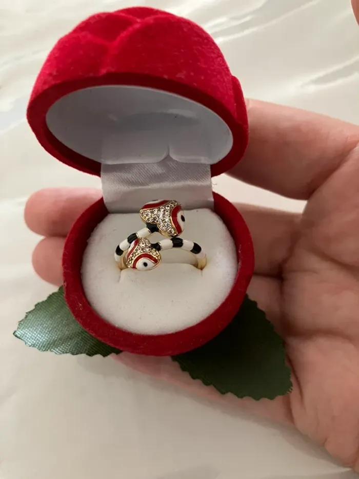 Bague dorée orné d’un serpent strass neuf