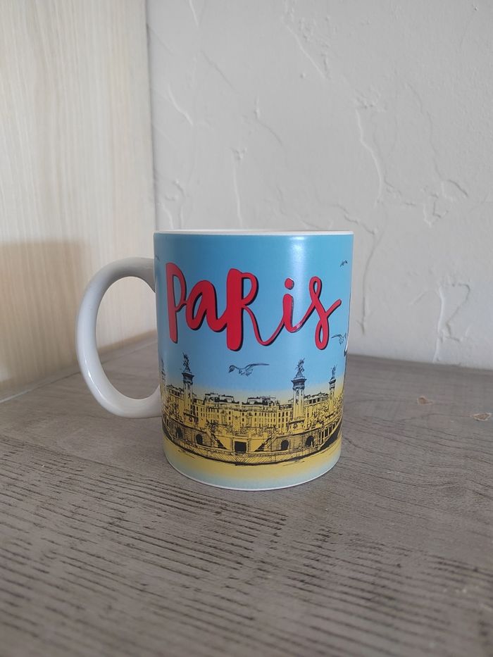 Mug souvenir Paris en céramique – Tourisme France – illustration femme et monuments