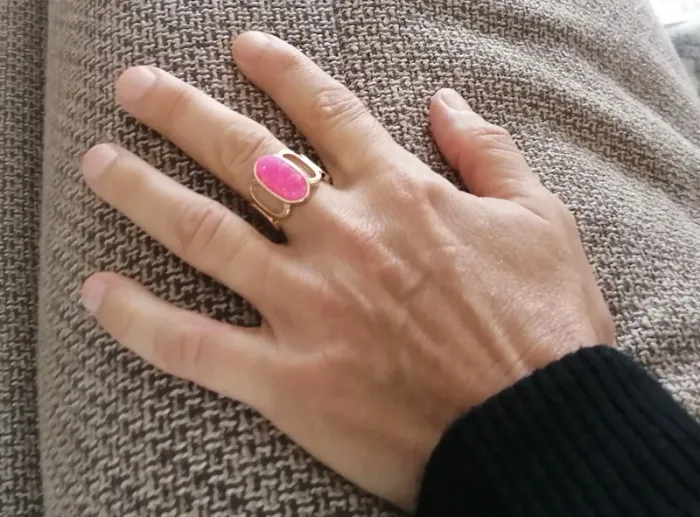 Bague dorée et rose taille unique, NON ajustable.