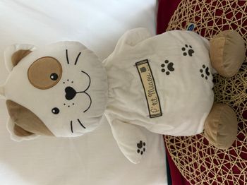Doudou Chat Blanc Marron Rayé Cocard P’tit Miaou MOTS D’ENFANTS range pyjama