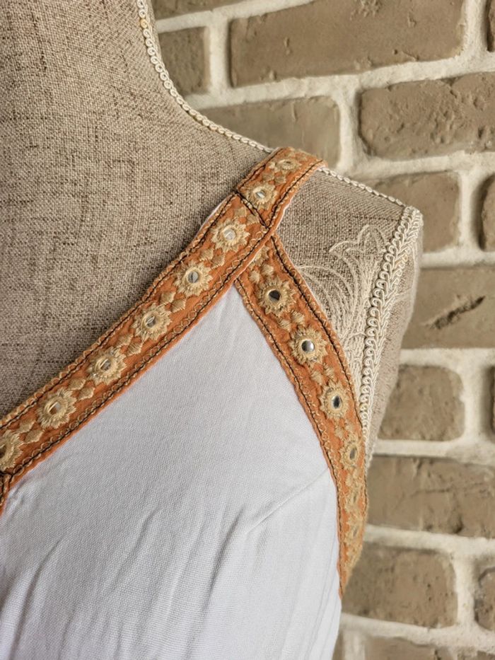 Robe neuve hippie chic bohème blanche avec broderies - Fashion Labelle - photo numéro 4