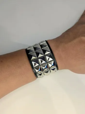 Bracelet gothique clouté – L’icône rebelle à ton poignet