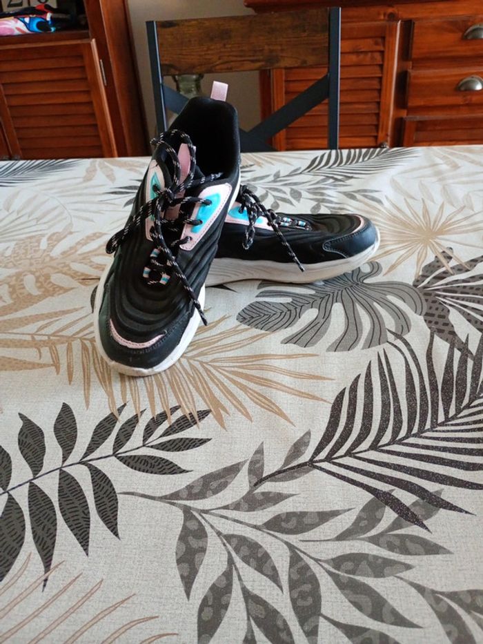 Basket noires roses bleues filles Liberto 35