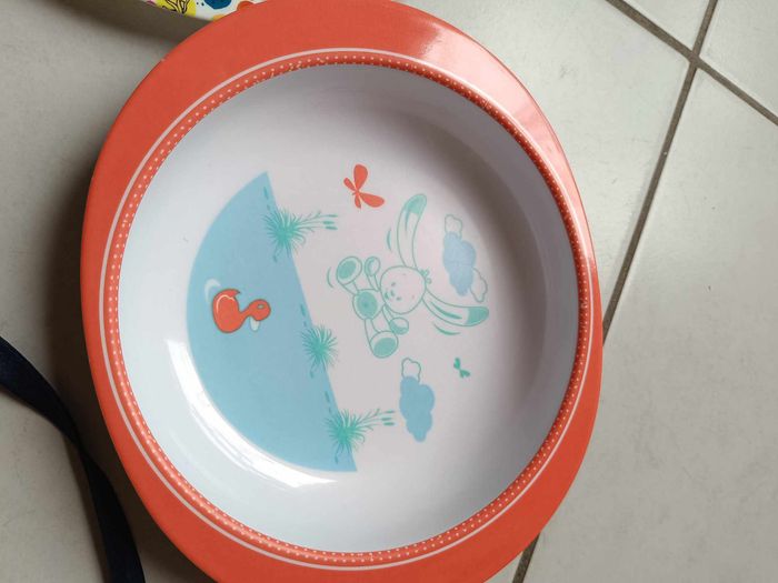 Lot de deux assiettes repas bébé et un bavoir neuf - photo numéro 3