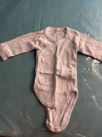 Lot de 4 bodies gémo 1 mois