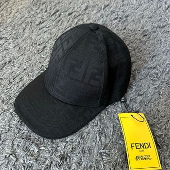 casquette fendi noir
