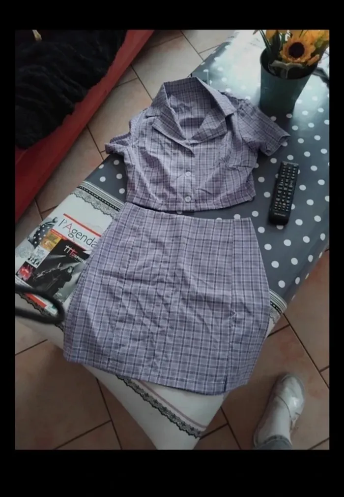Ensemble mini jupe et chemise crop top
