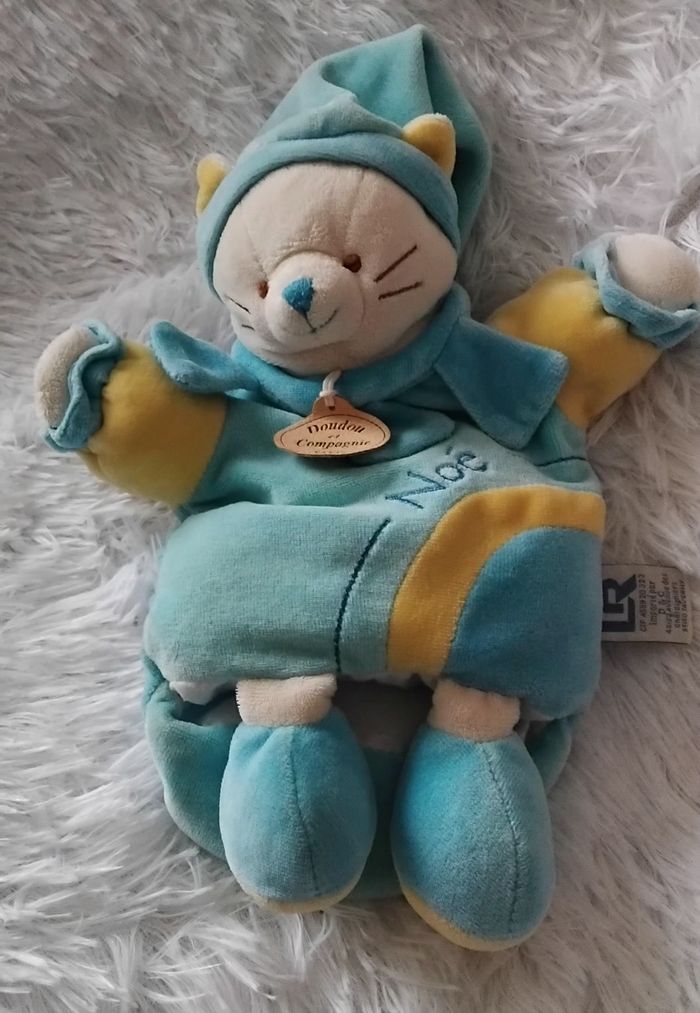Doudou et compagnie marionnette chat Noe bleu et jaune