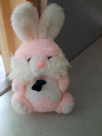 Peluche lapin rose.