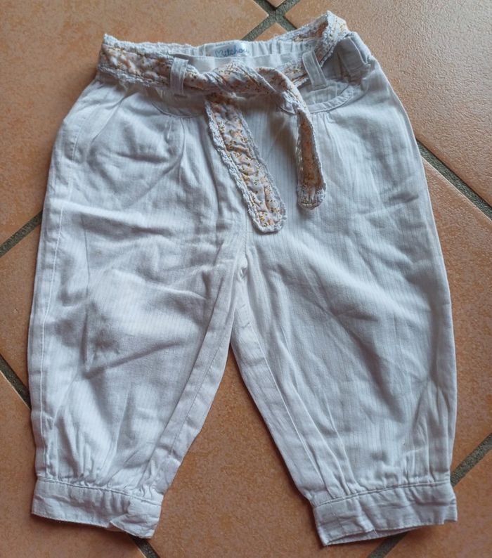 Pantalon blanc avec ceinture à fleurs