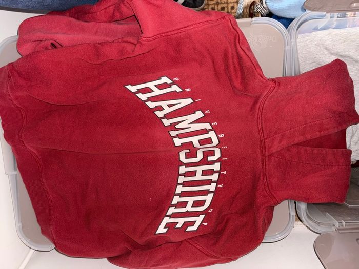 Pull rouge à capuche