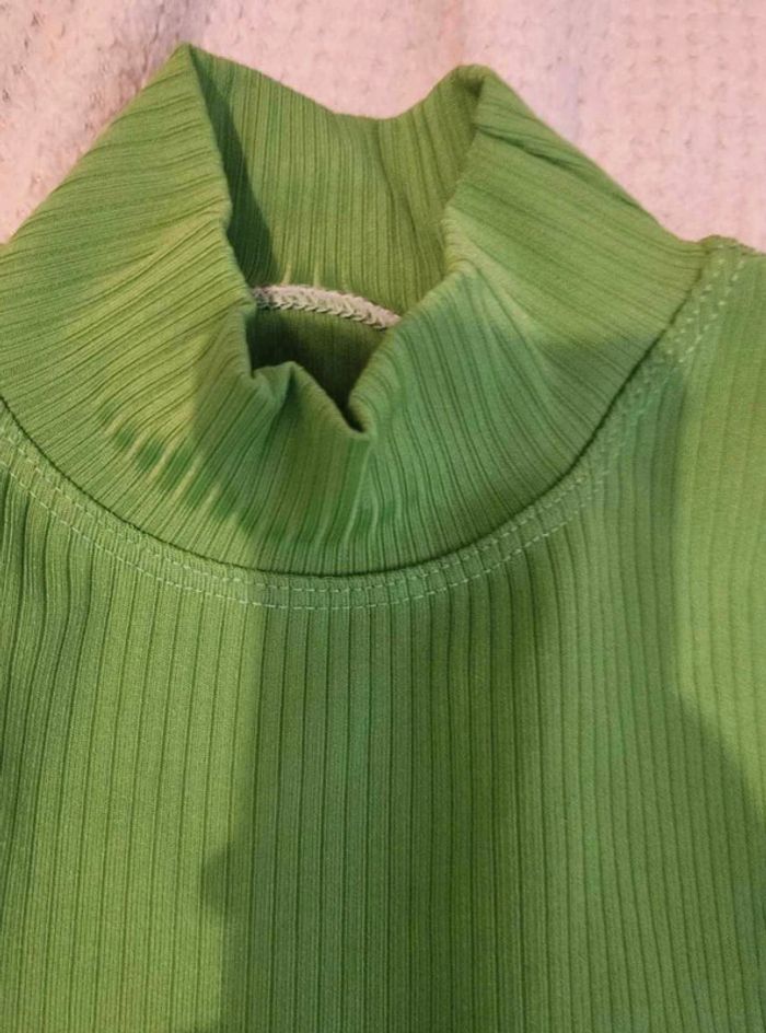 Haut  t  shirt  verte cotelé femme - photo numéro 3