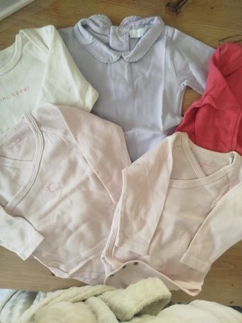 #kytie6moisfille. 5 bodys manche longue dont 2 body brassière taille 6 mois 