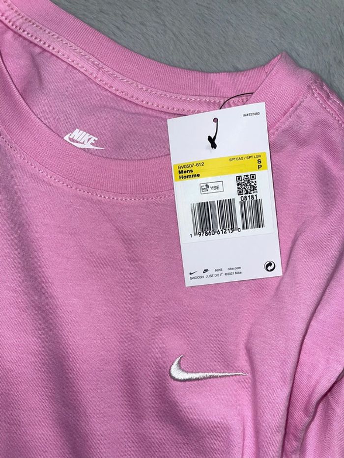 T-shirt Nike rose logo brodé blanc 🩷 Taille S - photo numéro 2