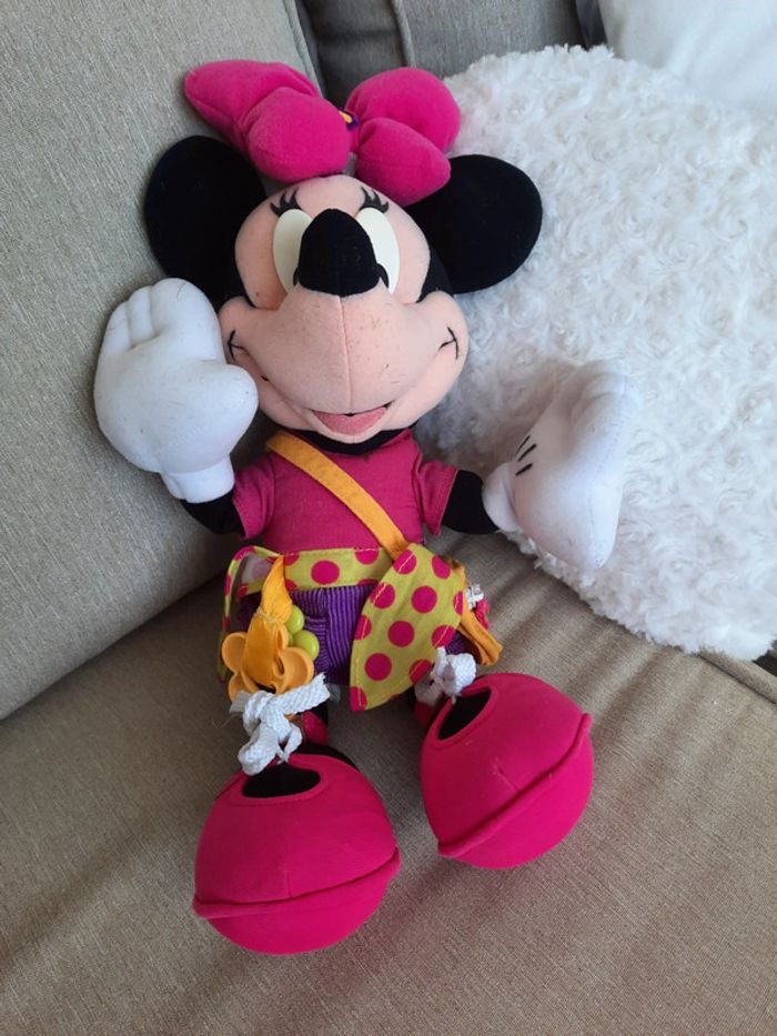 Peluche Minnie de motricité fine pour apprendre à lacer boutonner