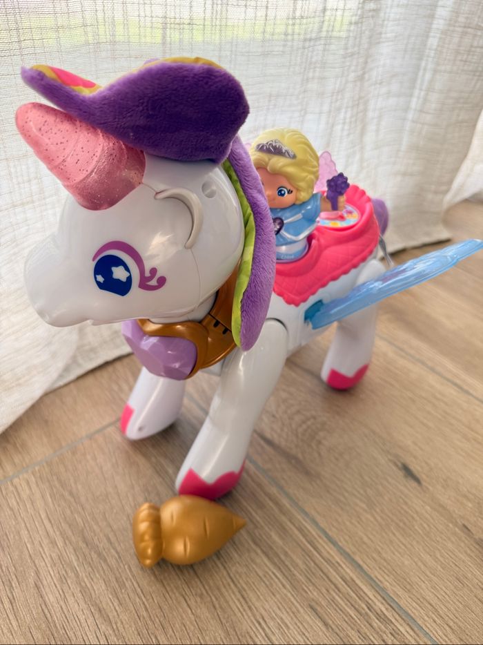 Azalée la licorne arc-en-ciel enchantée et Chloé la Reine des fées Tut tut copain - photo numéro 10