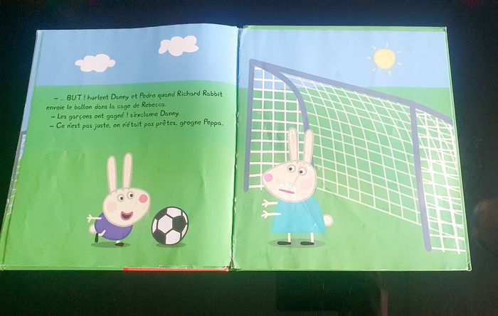 Livre Peppa joue au football - photo numéro 2