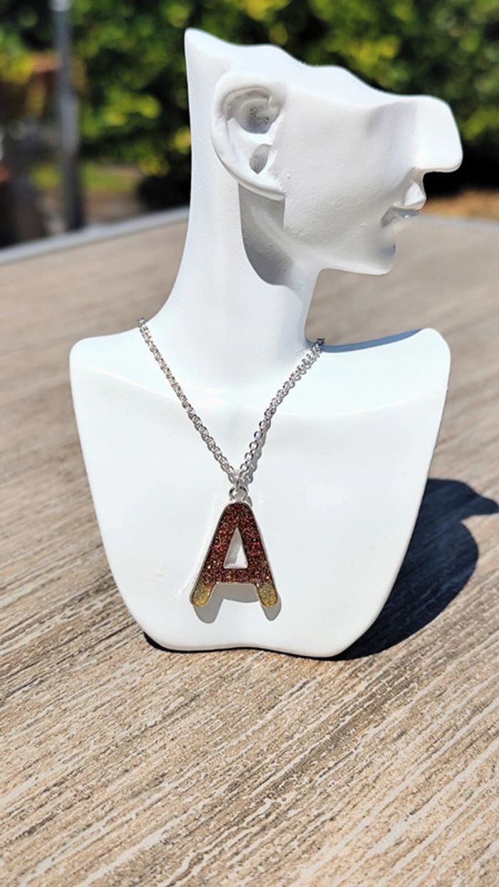 Collier argenté et lettre A
