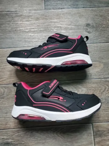Baskets taille 33 très bon état Airness