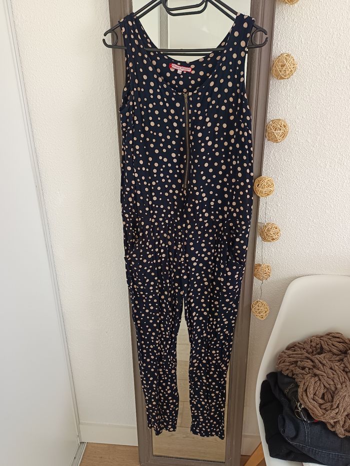 Combi-pantalon pratiquement neuve, portée 2 fois, bleu à pois beige, 2 poches, élastique à hauteur de la ceinture, fermeture éclair devant. De la marque Wappa Wappa, de taille S. - photo numéro 5