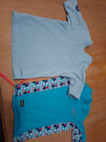 Lot de 2 hauts de maillots de bain taille 24 mois