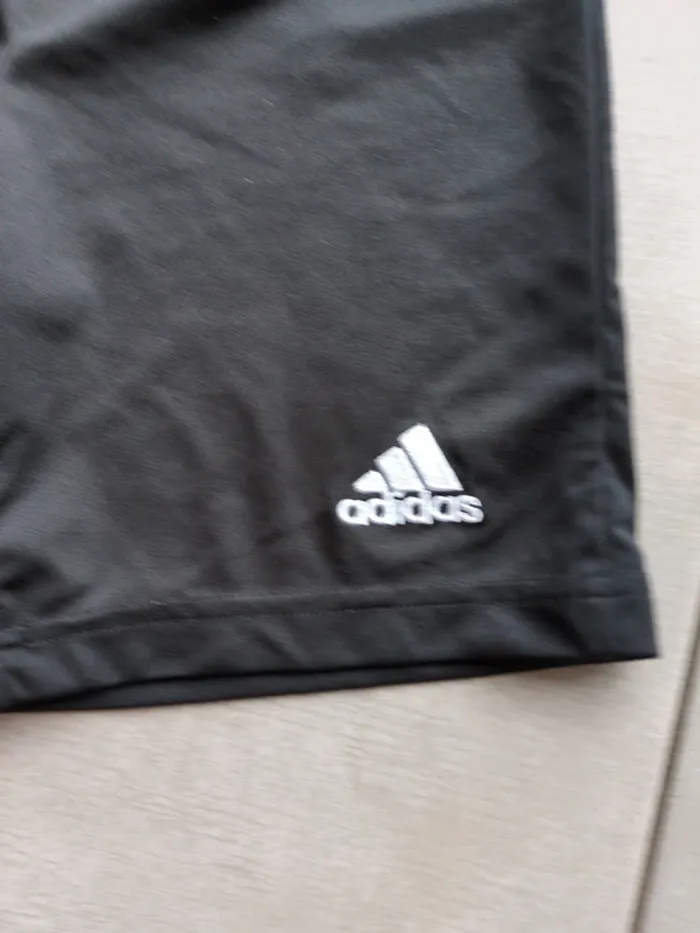 Short adidas comme neuf - photo numéro 2