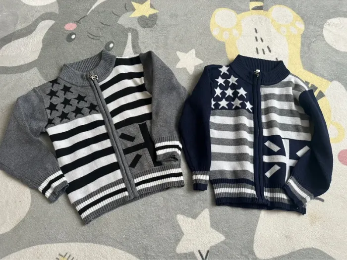 Lot 2 gilet comme neuf taille grand environ 24 mois