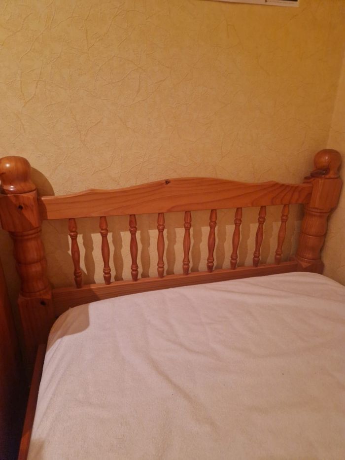 Lit pin massif bois clair avec sommier But
