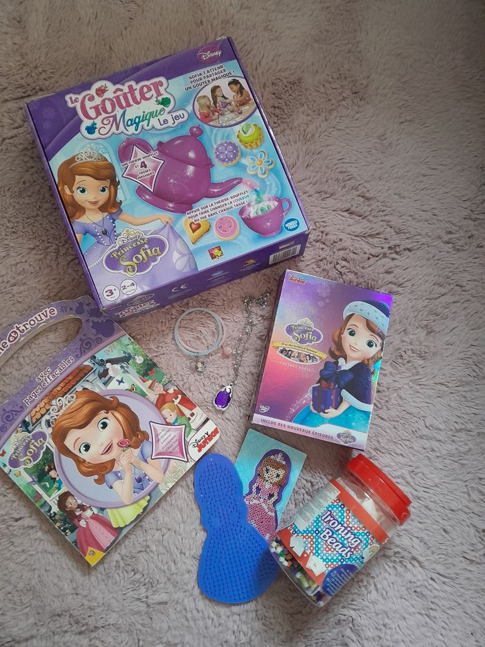 Lot  princesse Sofia disney 🎄 jeu, livre, coffret 3dvd, bijoux et perles